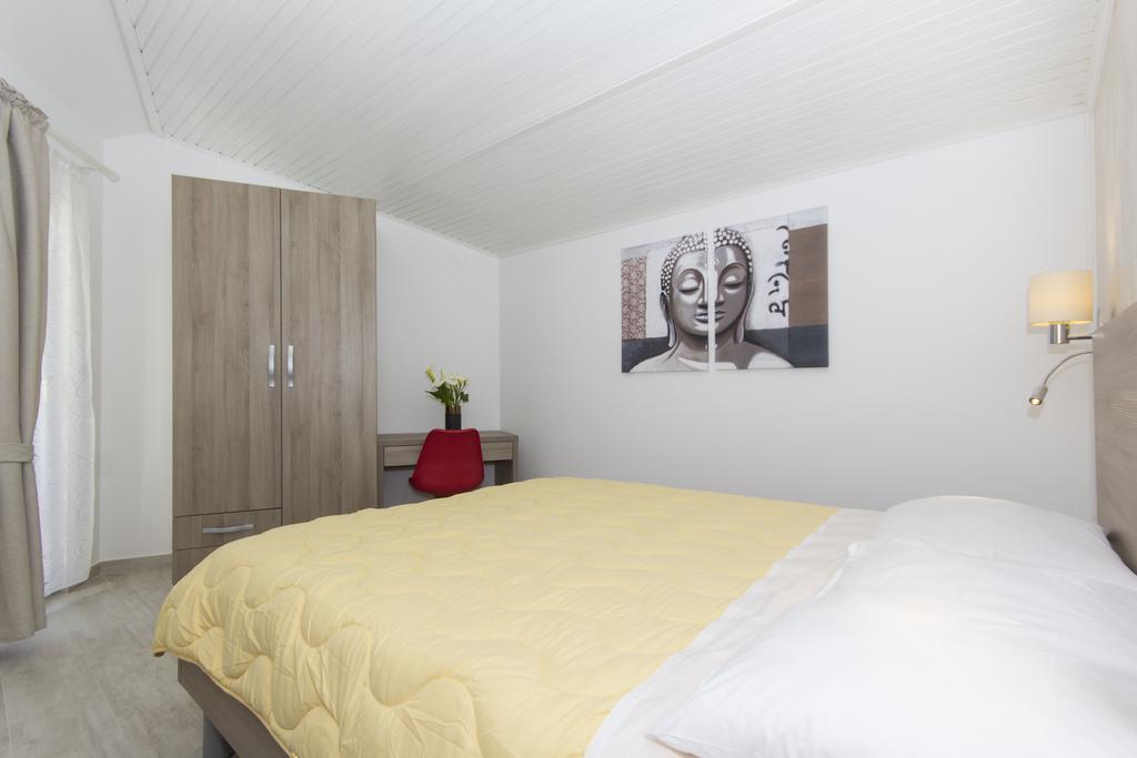 Alison Apartments Premantura Exteriör bild